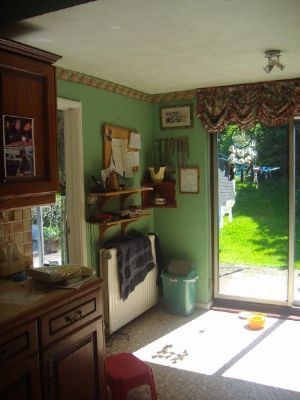 A kitchen that was updated for approximately £2,000. Same cupboards, same worktops, same flooring, same wall tiles, same appliances.