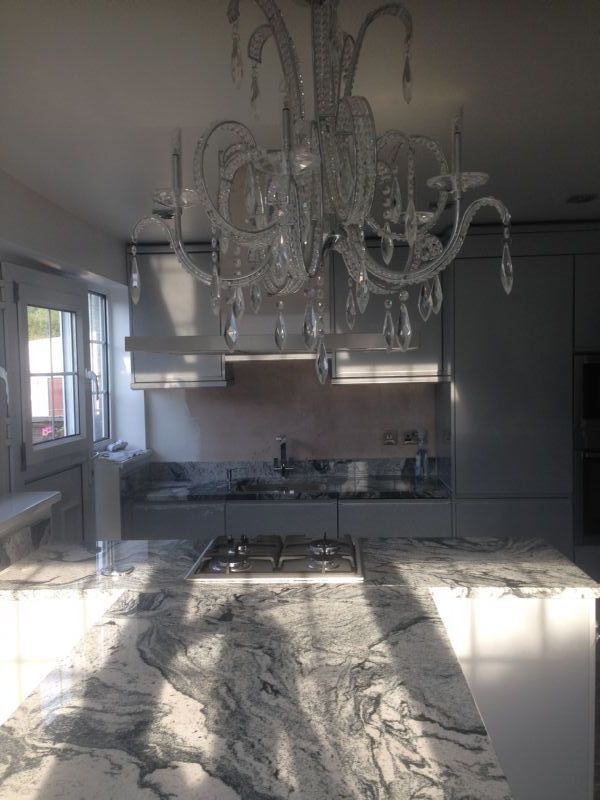 Gall Gloss Silver Doors & Viscount White Exotic Granite