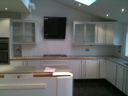 Aj Kitchens Ltd - Kitchen Fitter in Furzton, Milton Keynes (UK) Big white gloss kitchen.