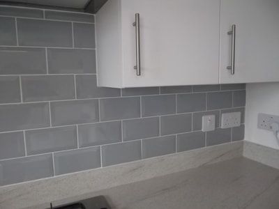 Brick bond tiling to kitchen splashback.