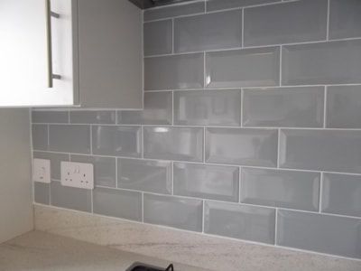 Brick bond tiling to kitchen splashback.