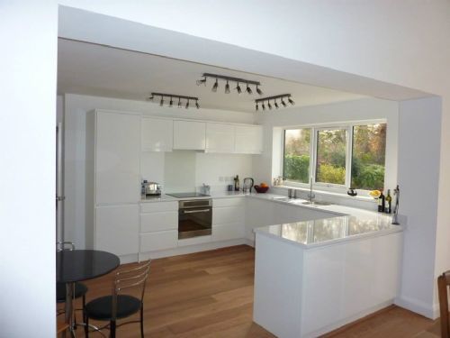 white gloss handle-less