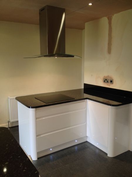 Planar Gloss White with curved corners & Everest gloss worktops