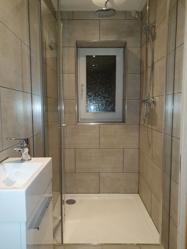 Underfloor heated bathroom and full tiling and suite.