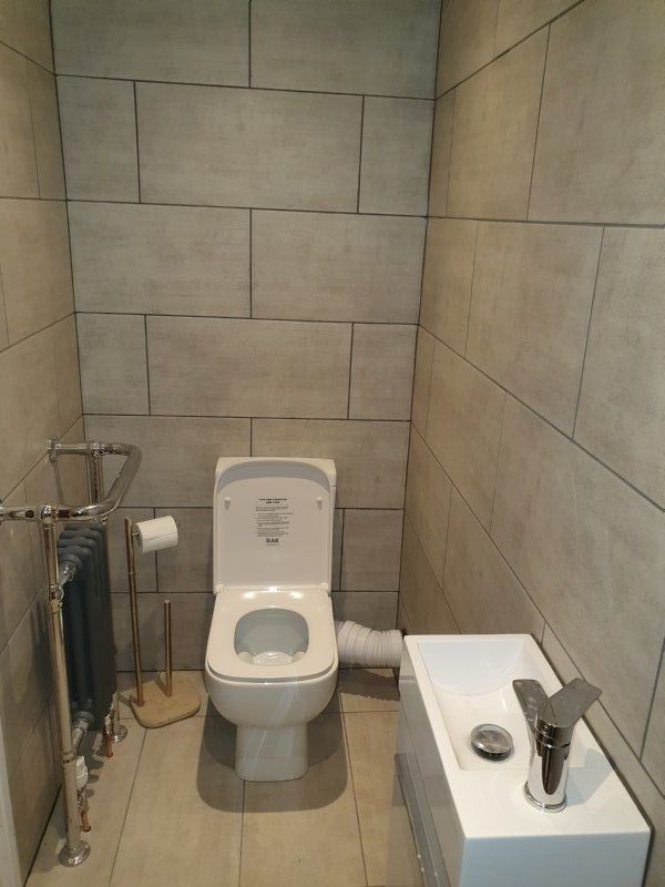 Underfloor heated bathroom and full tiling and suite.